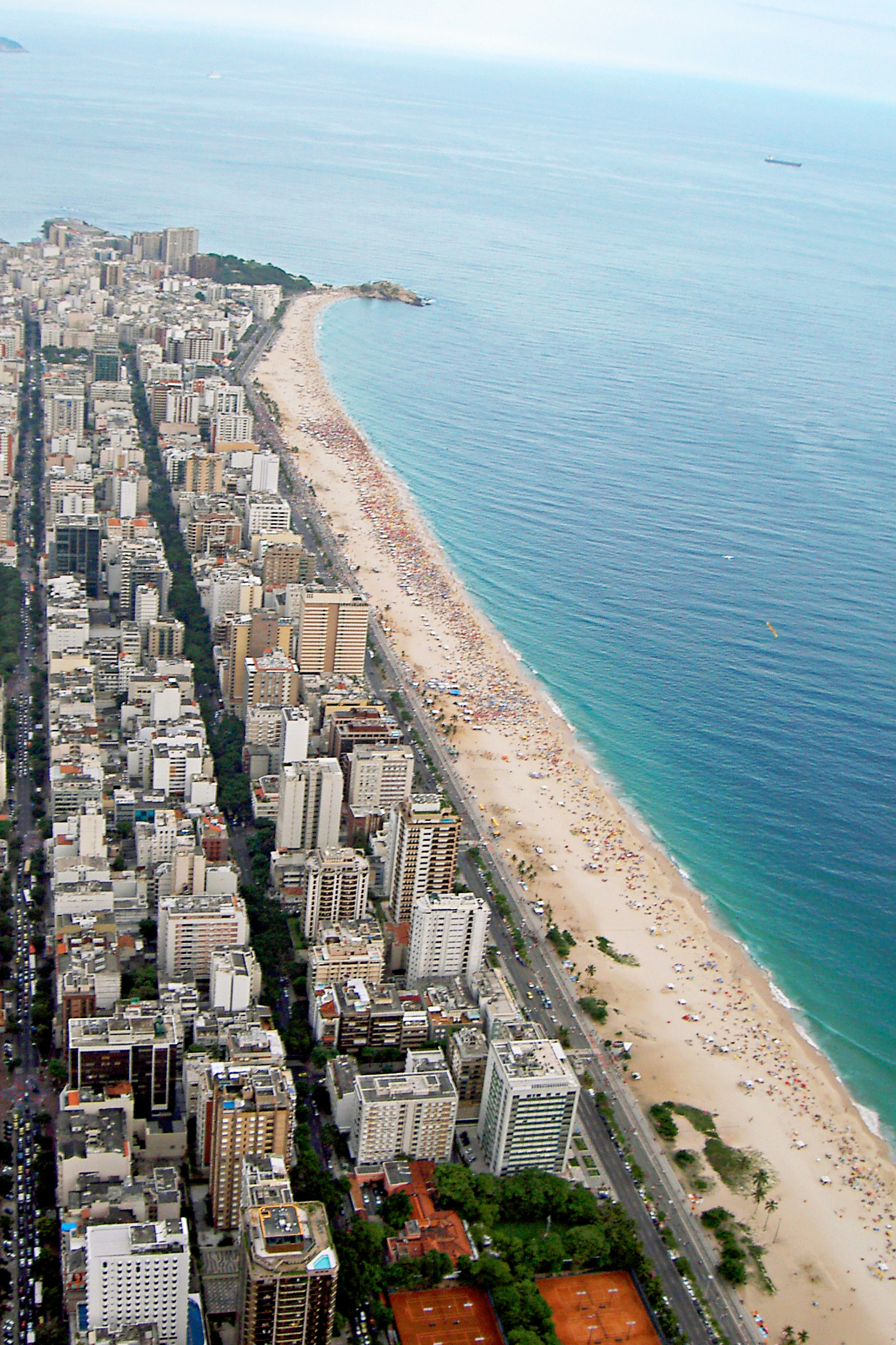 Utsikt över Rio de Janeiro och stranden Copacabana