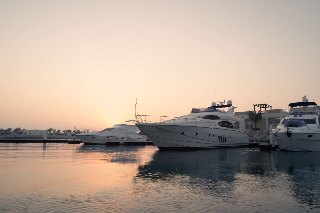 Den vackra hamnen Al Hamra Marina